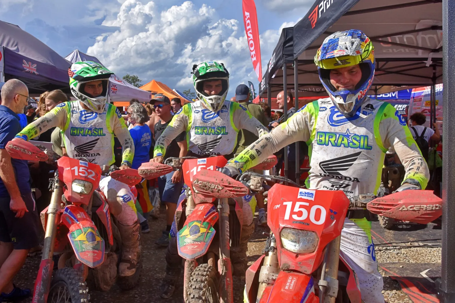 Mais Trilhas Com medalhas de prata, pilotos Honda Racing fecham o 99º International Six Days Enduro