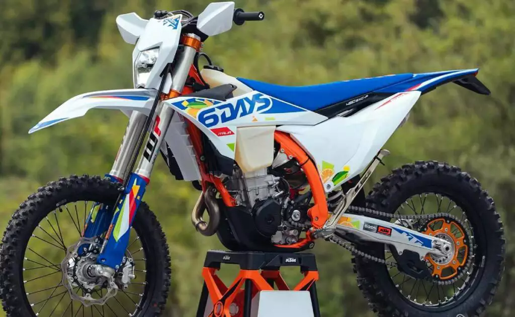 Mais Trilhas KTM EXC 6DAYS 2026: Enduro de competição com toque italiano