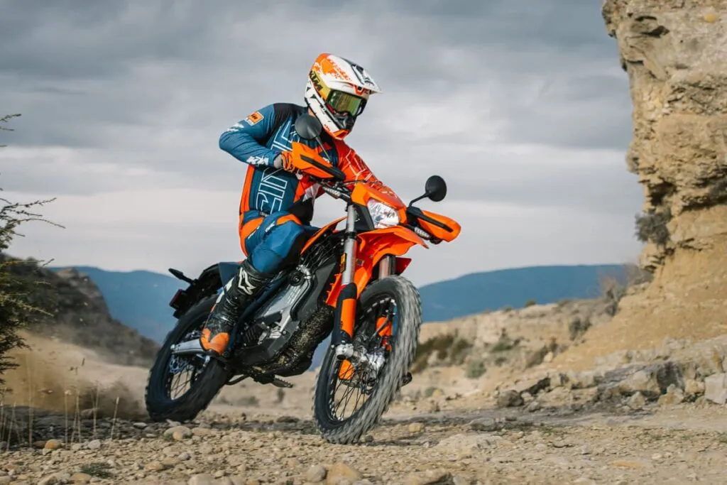 Mais Trilhas Nova moto elétrica off-road da KTM fica mais leve, forte e com maior autonomia