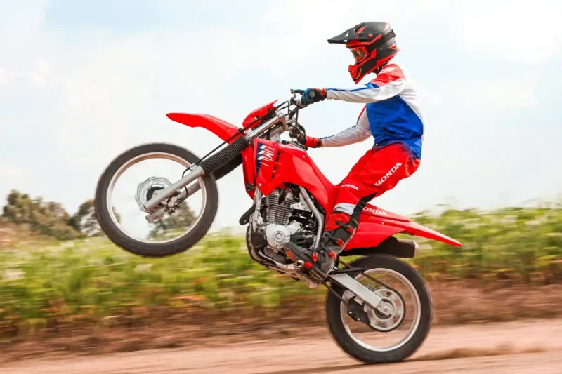 Mais Trilhas Honda CRF 300F, Yamaha TT-R 230 e MXF 270Fi chegam com novidades para disputarem espaço no mercado de motos de trilha em 2026.